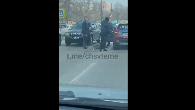 VIDEO // Un bărbat, lovit de o mașină pe o trecere de pietoni din capitală