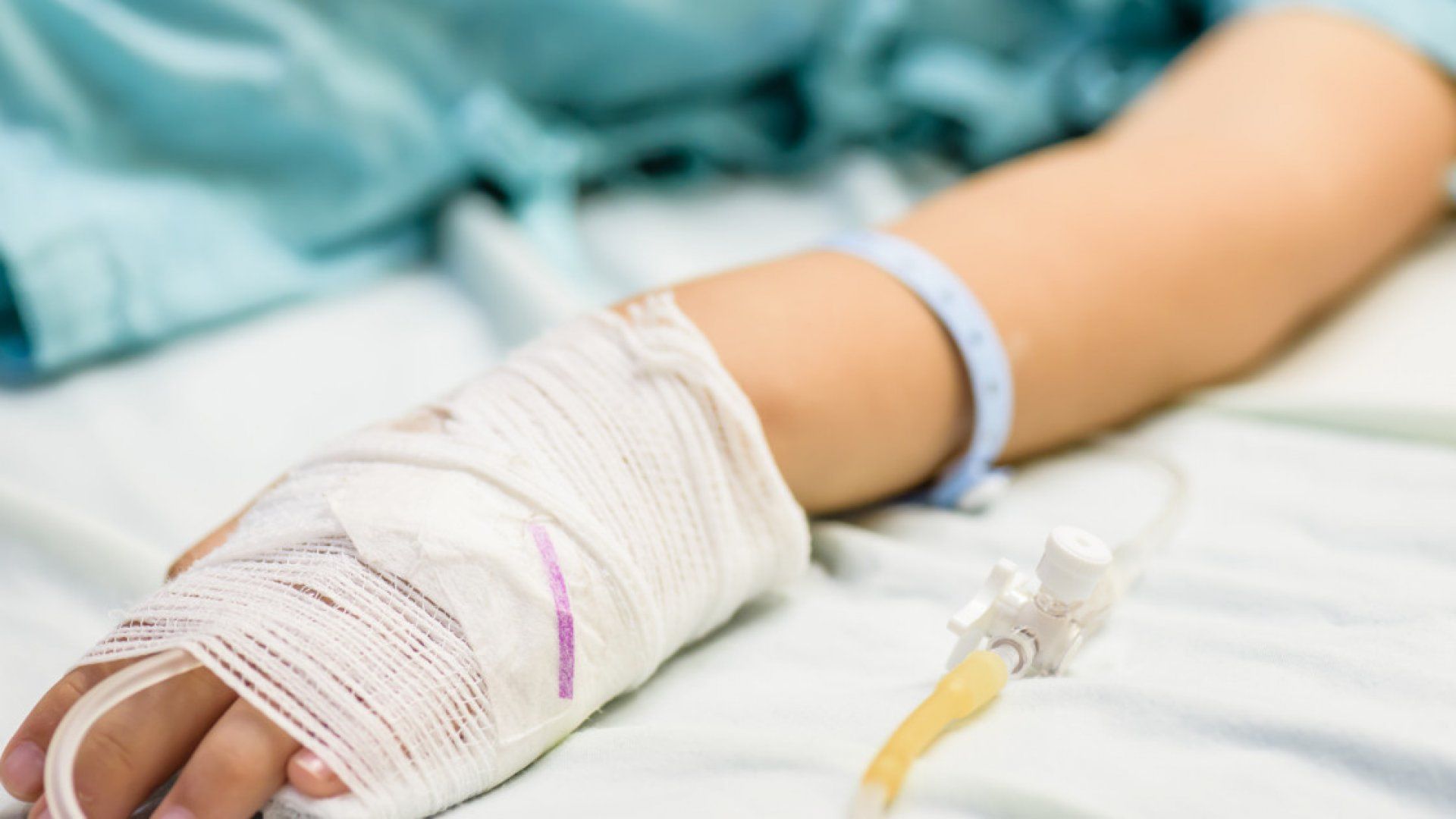 O fetiță din raionul Fălești, în stare gravă la spital, după ce s-a intoxicat cu monoxid de carbon