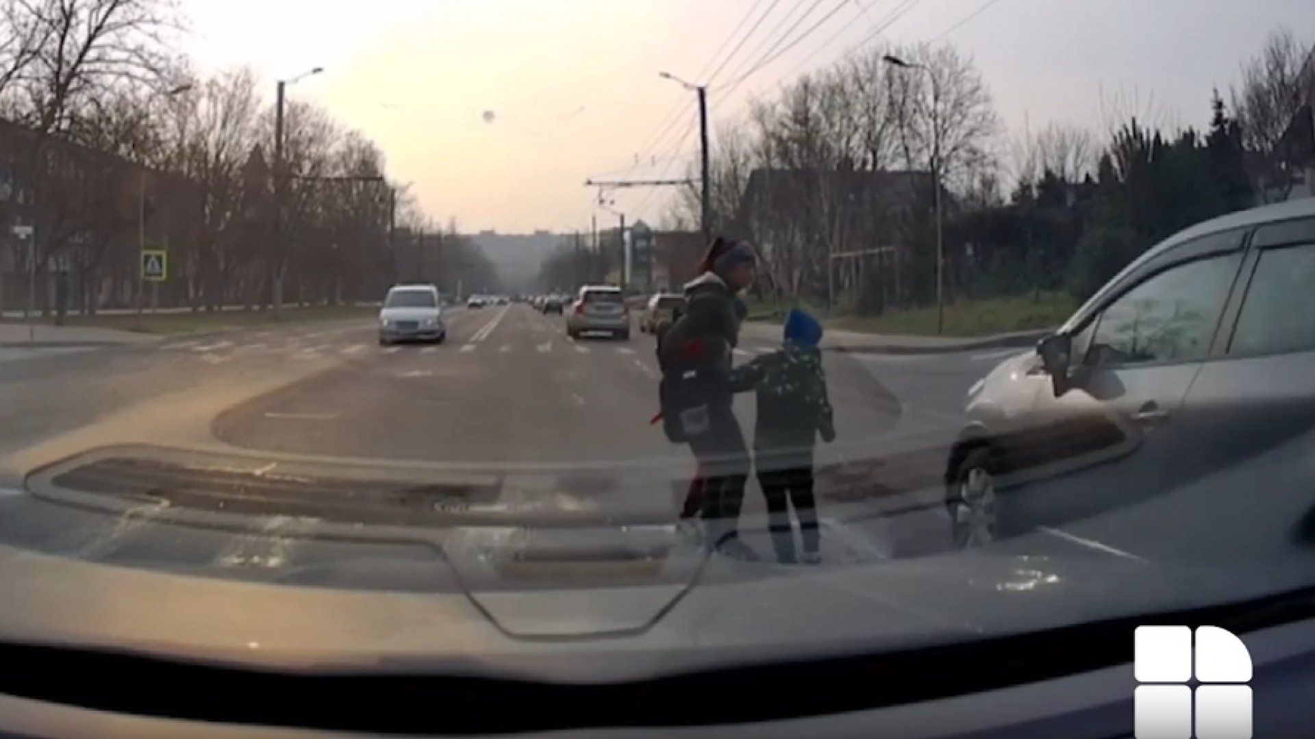 O femei cu doi copii, la un pas de a fi spulberată de o mașină, pe o trecere de pietoni din Capitală. Șoferița, SANCȚIONATĂ