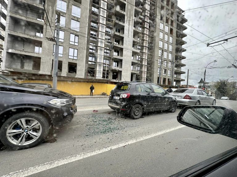 Accident în lanț în capitală: Trei mașini s-au ciocnit violent