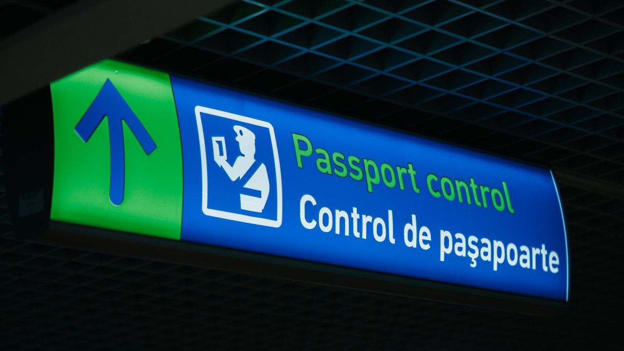 Doi cetățeni egipteni, prinși cu acte moldovenești falsificate pe Aeroportul din Chișinău