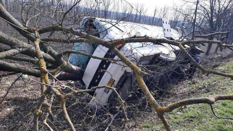 BREAKING NEWS: GRAV ACCIDENT la Drochia. Un autocar de rută s-a răsturnat într-un șanț
