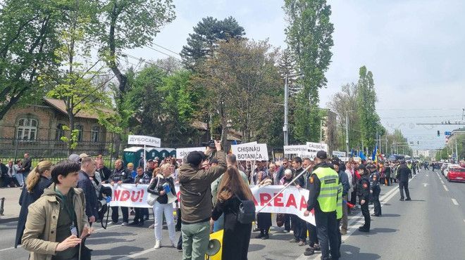 UPDATE / Manifestanții protestează în fața Parlamentului. Circulația transportului este sistată pe bd. Ștefan cel Mare și Sfânt