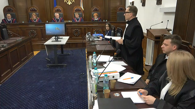 Curtea Constituțională a început examinarea sesizării depuse de Guvernul Republicii Moldova cu privire la legalitatea Partidului Șor. Reprezentanții formațiunii politice au cerut amânarea ședinței