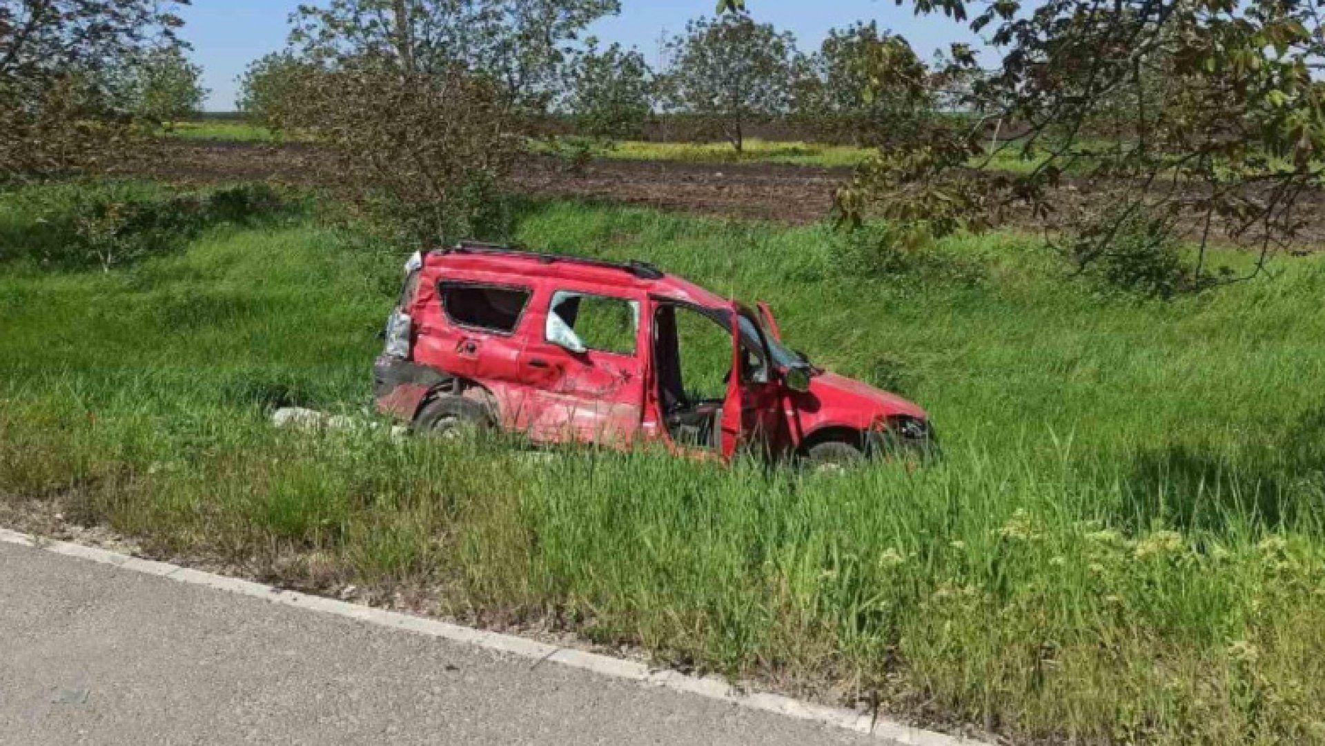 VIDEO. Accident la intrare în localitatea Țînțăreni. O mașină de poliție s-a lovit cu un tractor