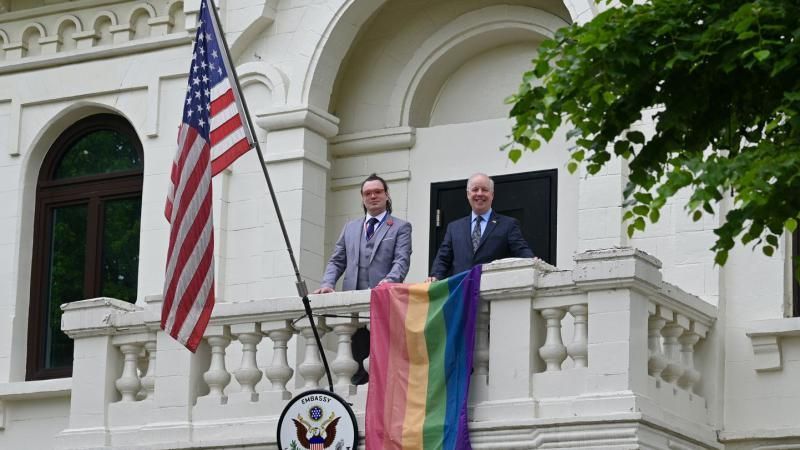 De Ziua Internațională Împotriva Homofobiei, steagul curcubeu a fost afișat pe clădirea Delegației UE
