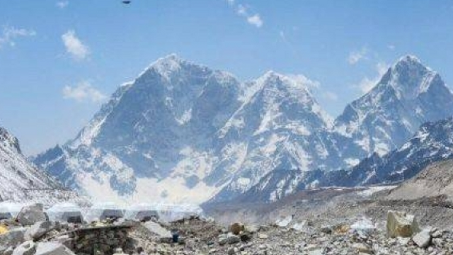 Un alpinist din Moldova a murit într-o tabăra de pe Muntele Everest: Bărbatul s-ar fi îmbolnăvit
