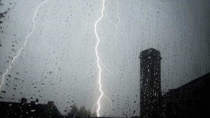 Meteorologii au emis cod galben de ploi în toată țara; Se prevăd descărcări electrice