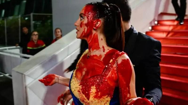 MOMENTUL în care o femeie îmbrăcată în culorile steagului ucrainean s-a STROPIT CU VOPSEA roșie la Cannes