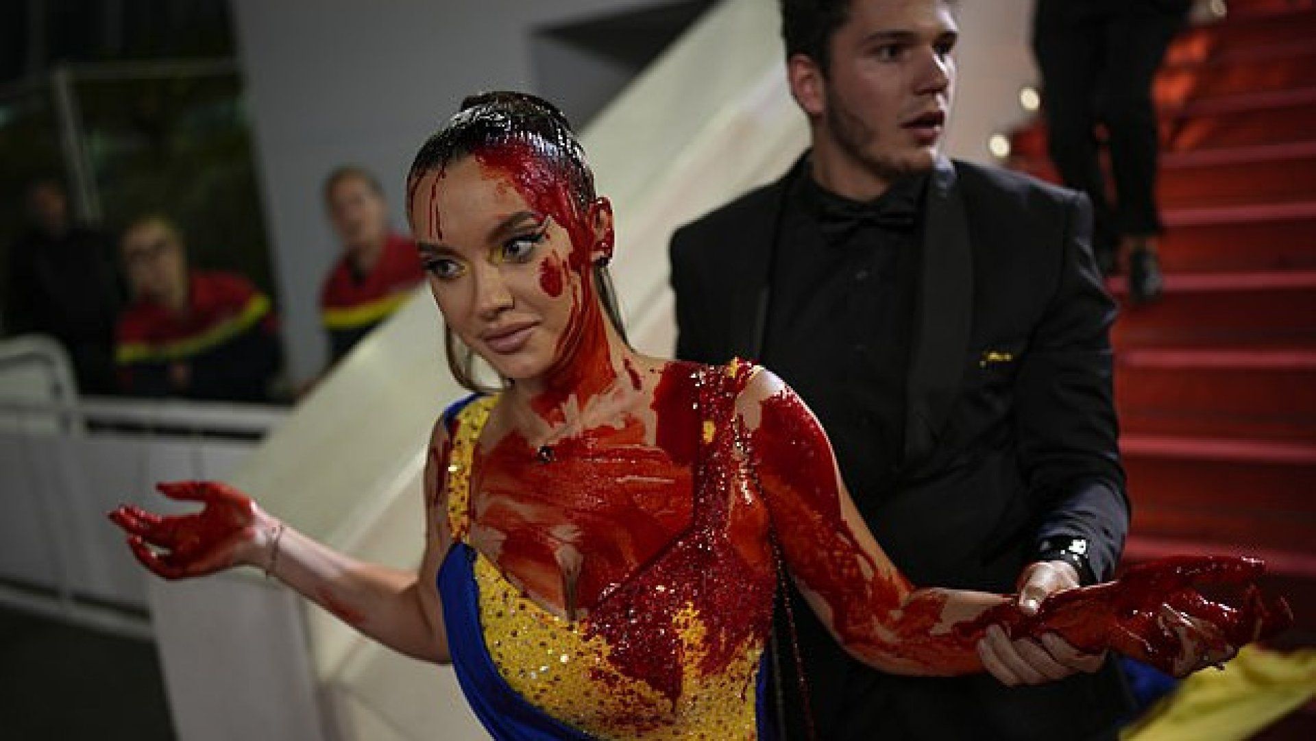MOMENTUL în care o femeie îmbrăcată în culorile steagului ucrainean s-a STROPIT CU VOPSEA roșie la Cannes