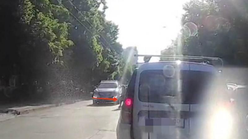VIDEO: O copilă de 10 ani, care traversa în fugă o stradă de la Botanica, lovită puternic de o mașină