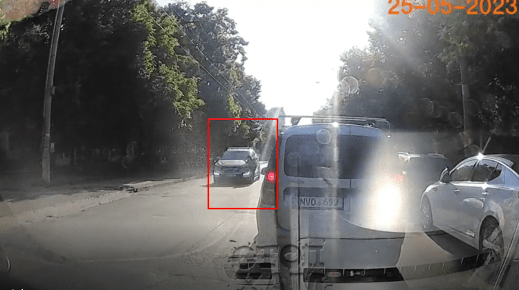 VIDEO: O copilă de 10 ani, care traversa în fugă o stradă de la Botanica, lovită puternic de o mașină