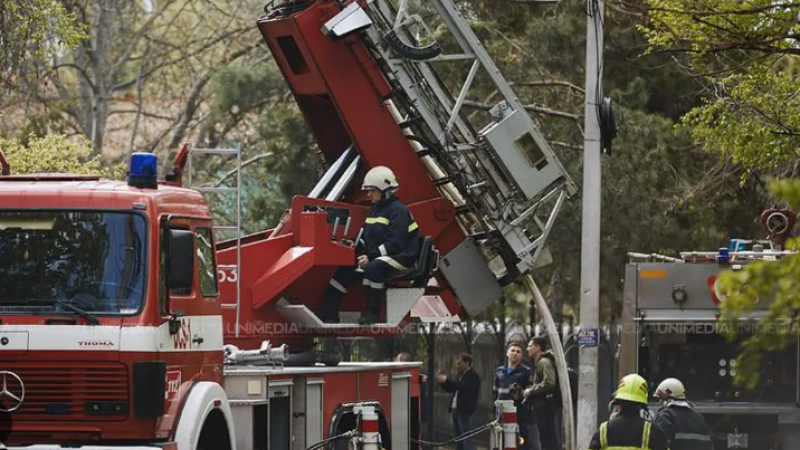 Un apartament din capitală, cuprins de flăcări: Un tânăr a fost salvat la timp de pompieri