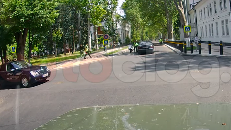VIDEO: Tânără de 20 de ani, lovită de mașină pe trecerea de pietoni în centrul capitalei, chiar sub ochii polițiștilor