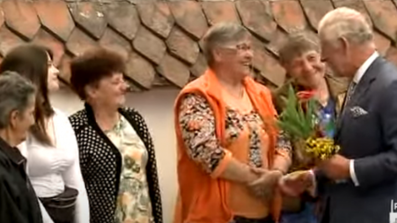 Regele Charles, la picnic cu românii din Valea Zălanului. A fost întâmpinat cu flori, dulceaţă şi bucurie (FOTO