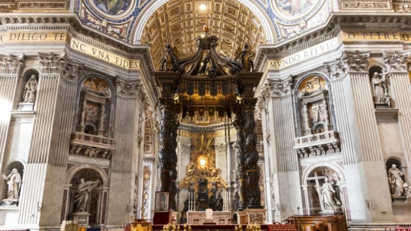 Ritual de purificare la Bazilica Sfântul Petru, după ce un bărbat a protestat joi dezbrăcat pe altarul principal
