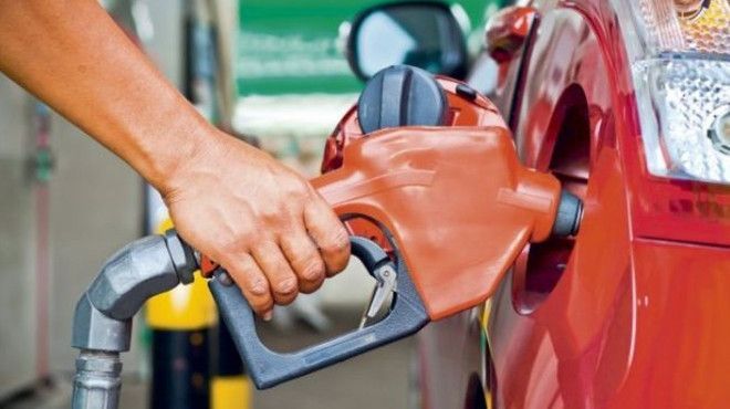 Prețul carburanților rămâne neschimbat pentru mâine. Vezi cât vor costa