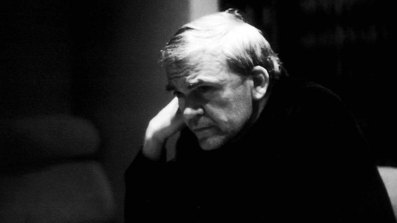 A murit scriitorul Milan Kundera. Acesta este autorul romanului „Insuportabila ușurătate a ființei”