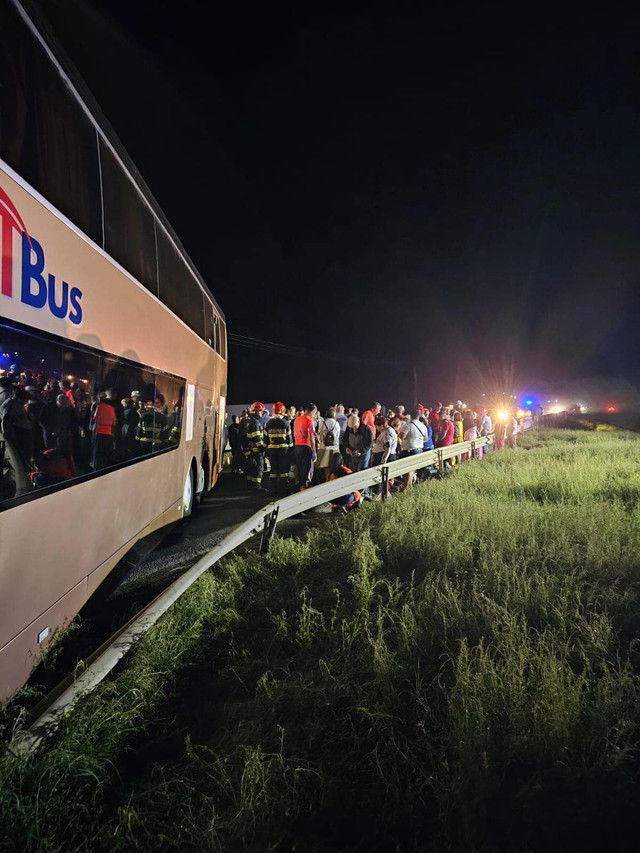 Plan roșu de intervenție la Brăila: Un autocar cu 72 de moldoveni care mergeau în vacanță s-a lovit de un TIR - 21 de răniți, inclusiv copii