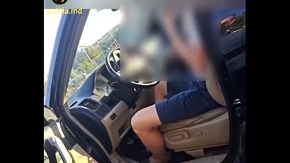VIDEO // Un minor din Ialoveni, depistat de polițiști la volanul unei mașini; Îl avea pasager pe fratele său de 4 ani