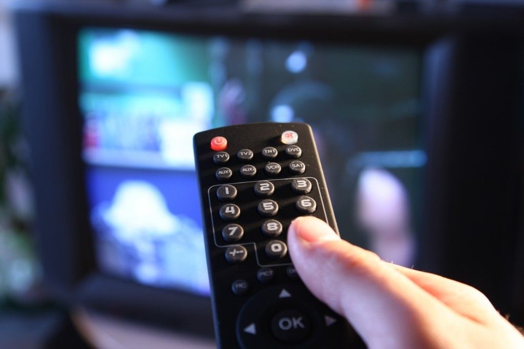 Patru distribuitori de servicii TV au fost amendați pentru retransmiterea unor programe produse în Federația Rusă