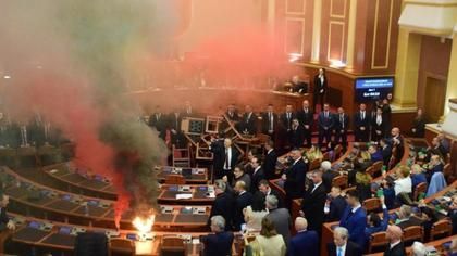 VIDEO // Opoziția albaneză a lansat fumigene în Parlament și a provocat un incendiu pentru a bloca dezbaterea bugetului