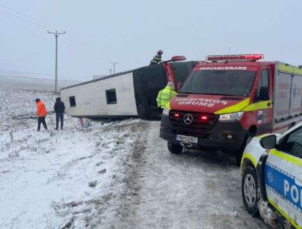 Un autocar cu 40 de pasageri, de pe ruta Lugoj - Chișinău, s-a răsturnat la Vaslui; Trei persoane s-au ales cu traumatisme