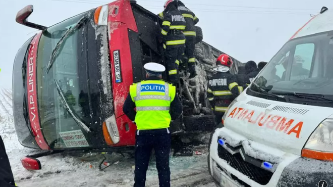 Un autocar cu 40 de pasageri, de pe ruta Lugoj - Chișinău, s-a răsturnat la Vaslui; Trei persoane s-au ales cu traumatisme