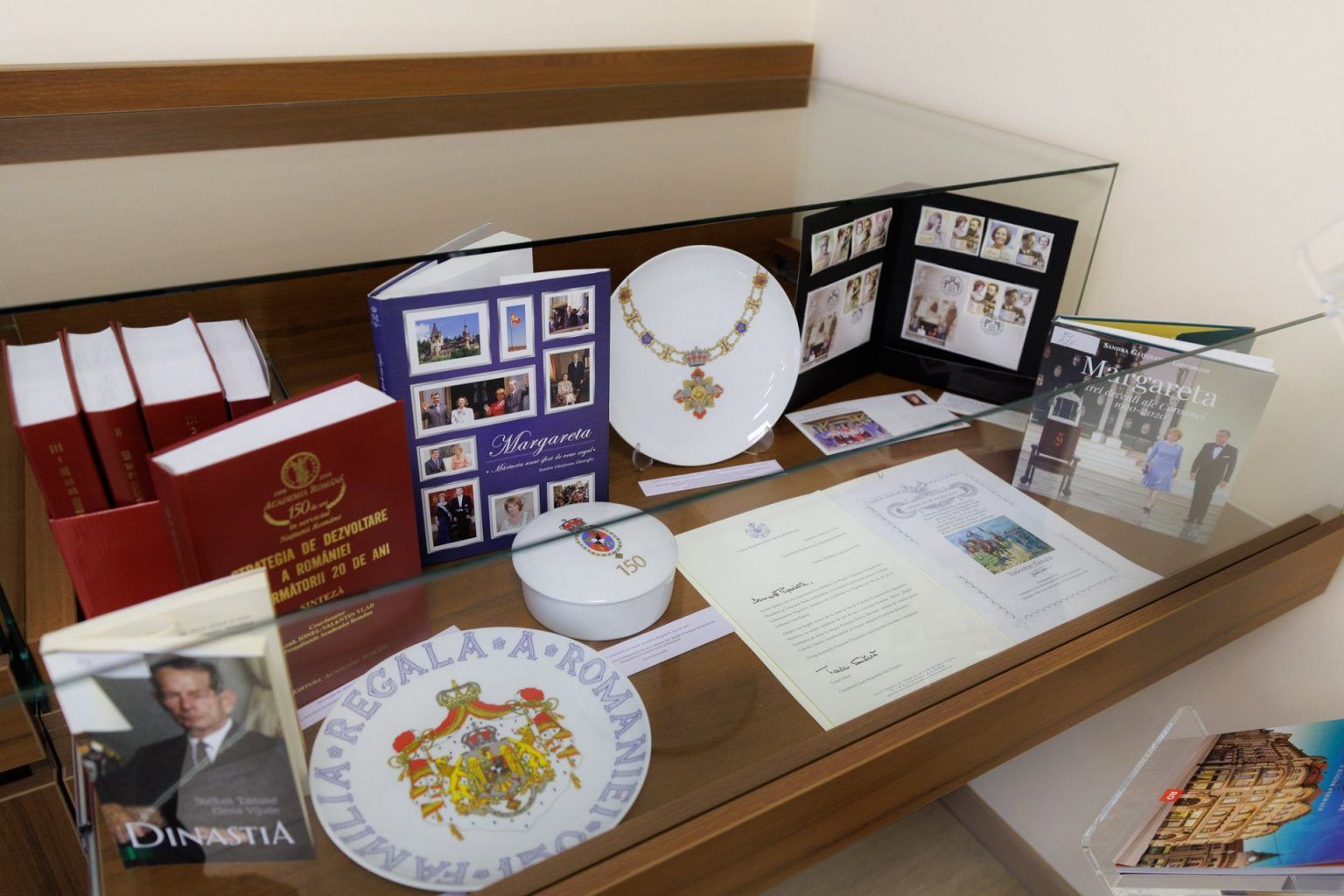 Cu ocazia Zilei Naționale a României, la Parlament a fost inaugurată o expoziție de carte, documente și cadouri protocolare