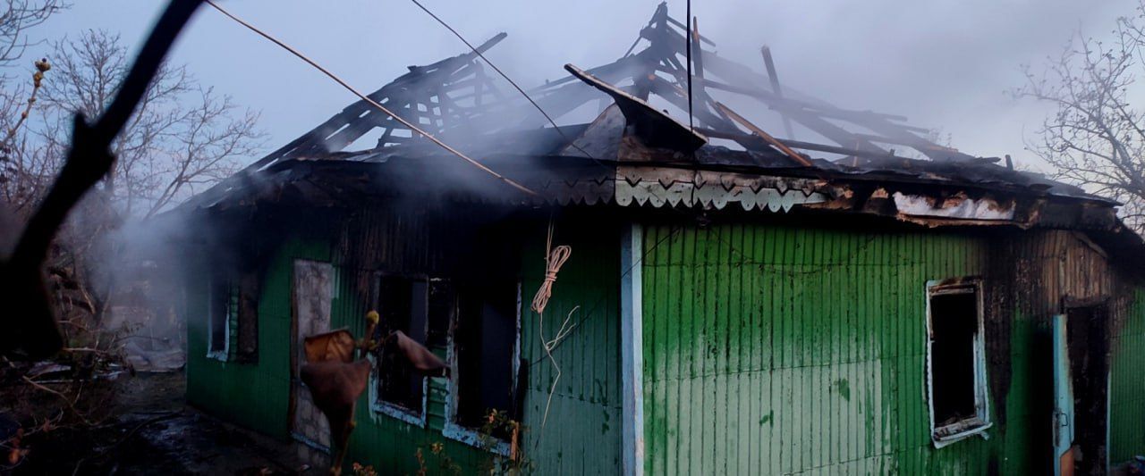 O casă din Râșcani, în flăcări; Pompierii au evacuat o butelie de gaz