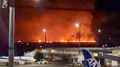 VIDEO // Un avion de linie, în flăcări pe pista aeroportului din Tokyo. Toate cele 379 de persoane aflate la bord au fost salvate