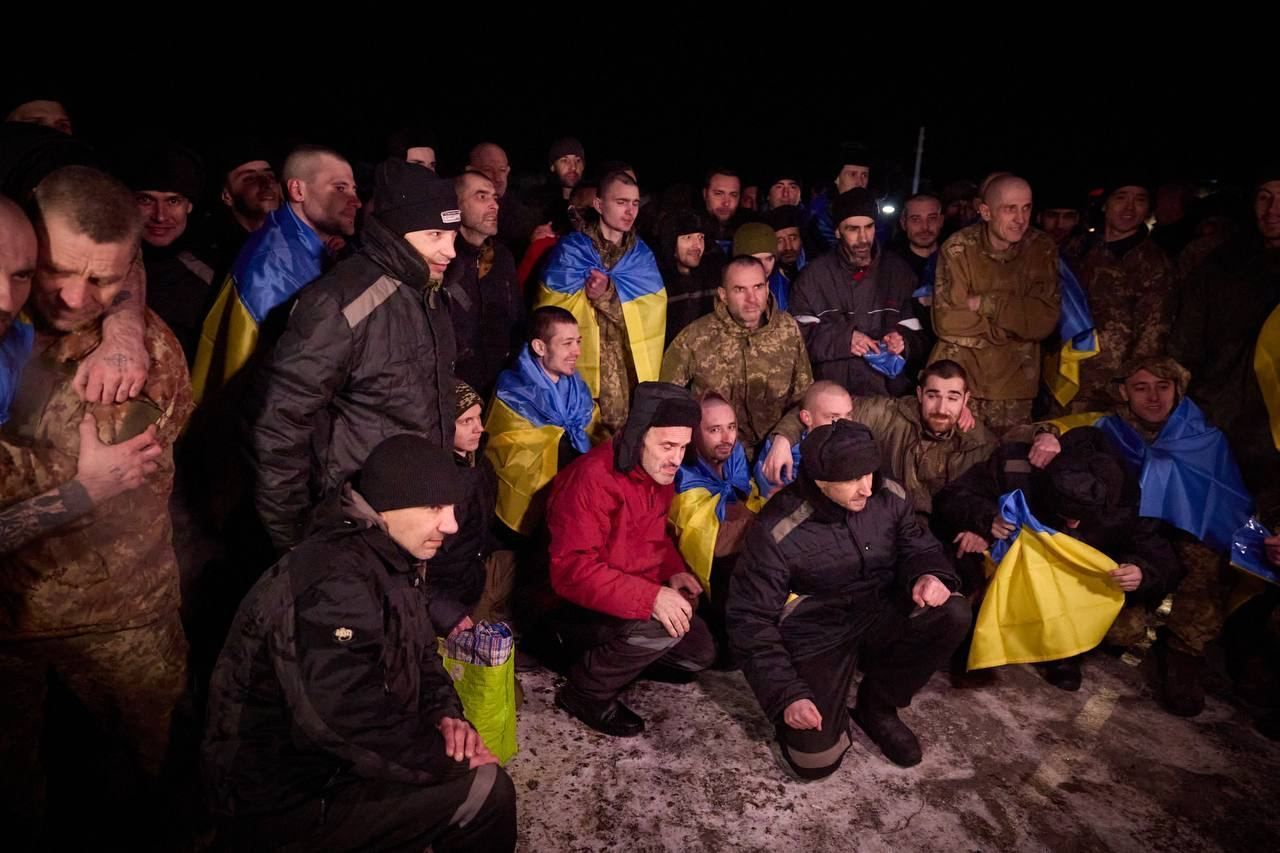 Schimb de prizonieri între Kiev și Moscova. Peste 200 de prizonieri ucraineni au revenit în țară din Rusia