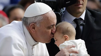 Papa Francisc cere comunităţii internaţionale să interzică maternitatea suroga