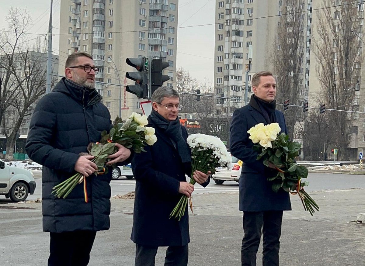 Mica Unire // Secretarul de stat al DRRM, ambasadorul României la Chișinău și președintele Parlamentului au depus flori la bustul lui Cuza