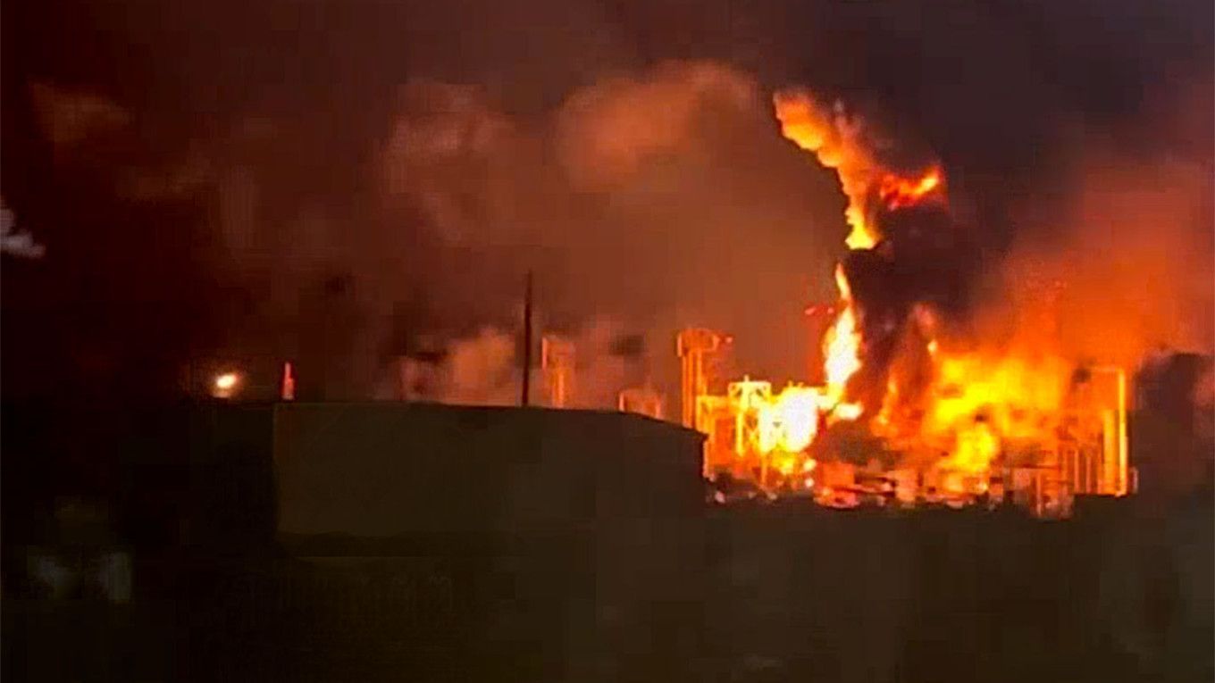 Rusia // Incendiu stins la o rafinărie din Volgograd a Lukoil după un atac cu drone
