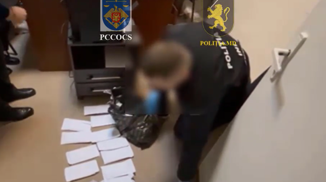 VIDEO Sacoșă neagră cu plicuri, ridicată de la Primăria Orhei. O angajată a instituției a fost încătușată