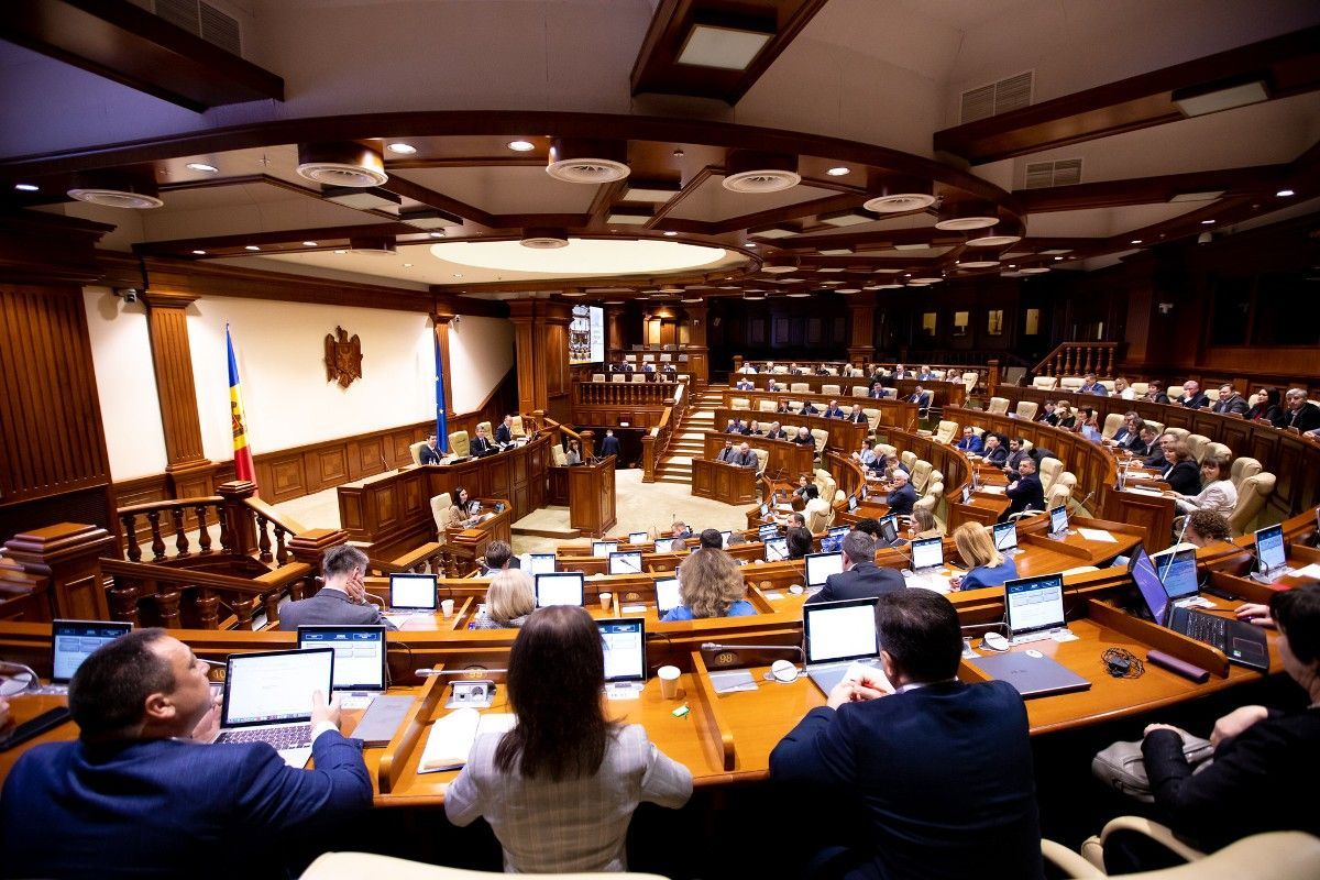 Anti-record în Parlament. Promo-LEX: Agenda ședinței de joi a fost modificată în proporție de 766%