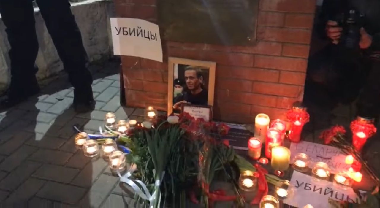 VIDEO Mama lui Navalnîi îi acuză pe anchetatorii ruși că au șantajat-o să-și înmormânteze fiul în secret. Ce scrie pe certificatul de deces?