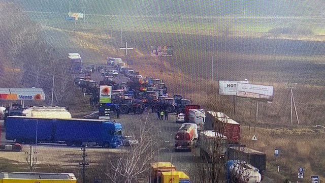 Protestul fermierilor // Drumul de acces spre Vama Leușeni, blocat
