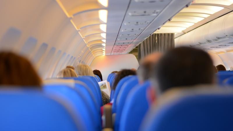 VIDEO // Un pasager a încercat să deschidă uşa unui avion în timpul zborului