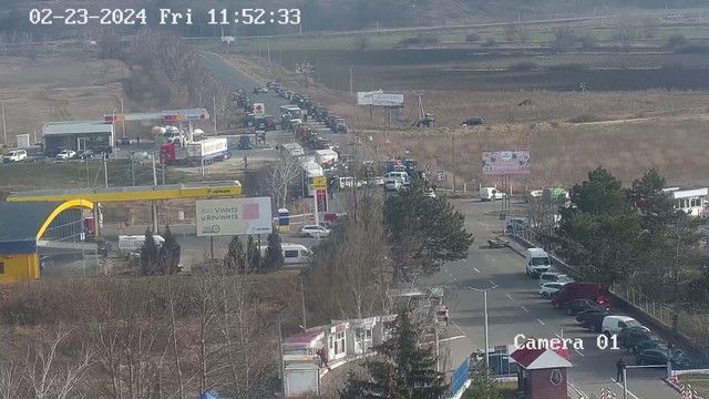 VIDEO Drumul spre Leușeni, blocat. Agricultorii acuză polițiștii de frontieră că împiedică traficul. Reacția IGPF