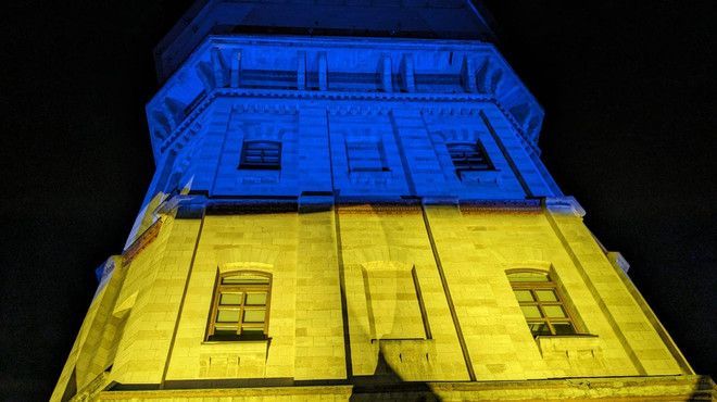 FOTO | În semn de solidaritate, clădirea Muzeului de Istorie a orașului Chișinău a fost iluminată în culorile drapelului Ucrainei