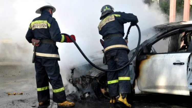 O mașină a ars ca o torță pe o stradă din Chișinău; A luat foc din mers
