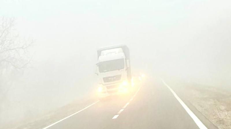Atenție, șoferi! Pe drumurile din sudul și centrul țării persistă ceață densă