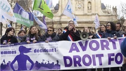 Franţa devine prima ţară din lume, care înscrie în Constituţie dreptul la avort