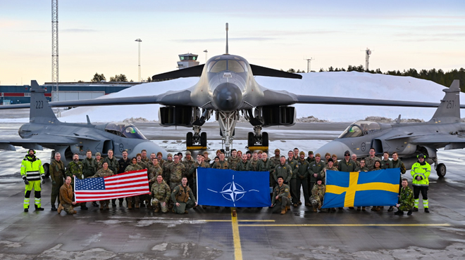 Suedia devine în mod oficial al 32-lea stat membru al NATO. Steagul suedez urmează să fie ridicat în fața sediului NATO la Bruxelles