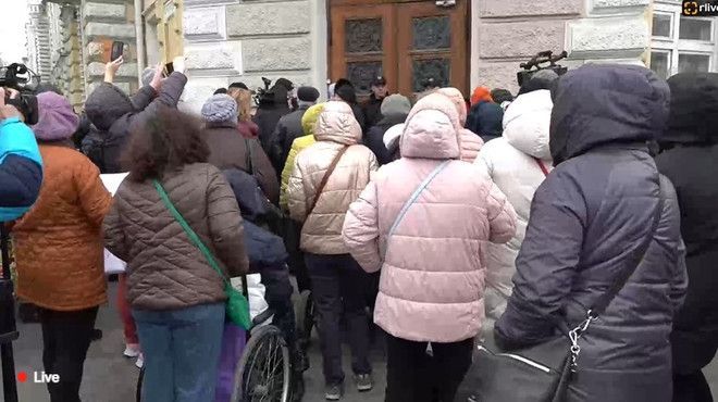 Asistenții personali din Chișinău protestează, din nou, în fața Primăriei. Accesul în instituție, blocat