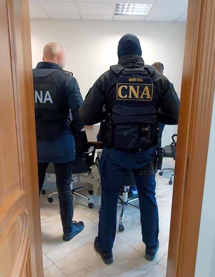 Ofițerii CNA au descins în biroul unui administrator autorizat din capitală; Este bănuit de abuz de putere