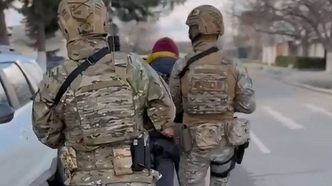 VIDEO // Percheziții într-un dosar de organizare a migrației ilegale a ucrainenilor. Un bărbat, reținut de polițiștii de frontieră