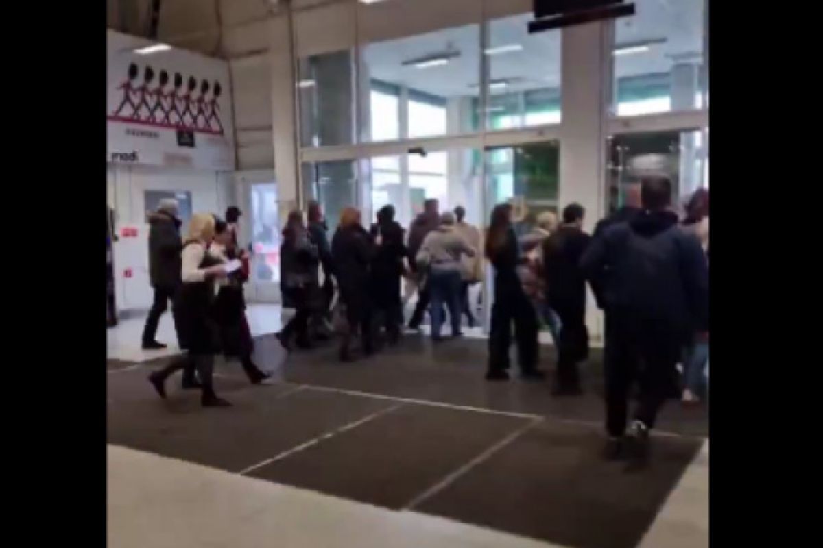 Alerte cu bombă în Rusia, în zi de doliu național. Aeroport paralizat la Moscova, oameni evacuați dintr-un mall în Sankt Petersburg